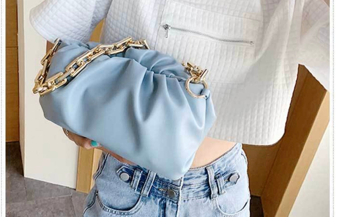 Thick chain shoulder purses.